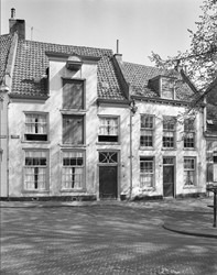 <p>De voorgevel van Havik 2 na de restauratie, gefotografeerd in 1961 (beeldbank RCE). </p>
